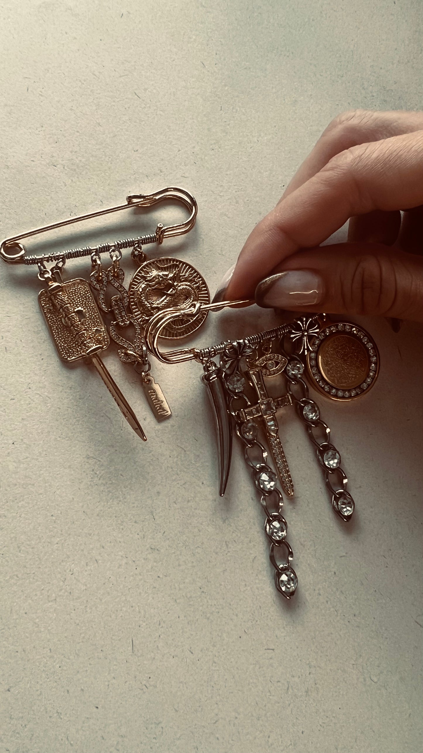 Pins >> prendedor