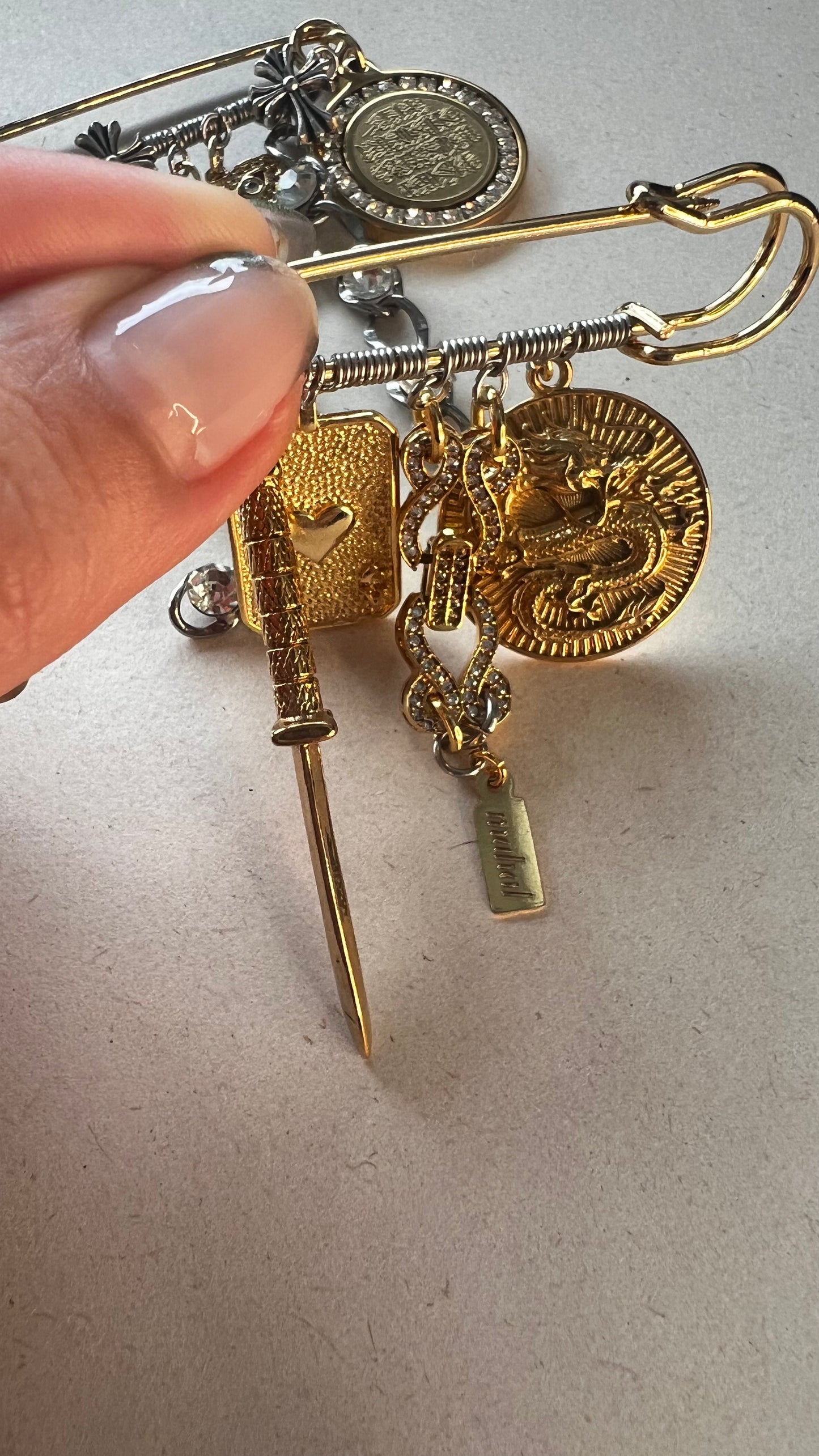 Pins >> prendedor