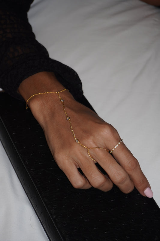 Hand chain ‘Romance’ en plata y baño de oro 18k